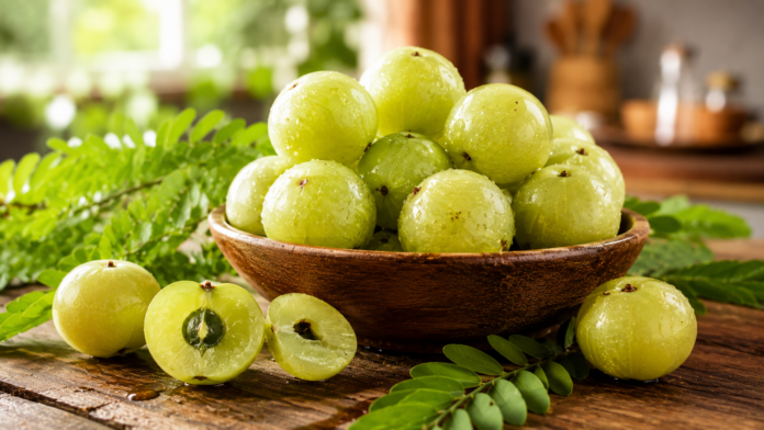 amla-vitamina-c.jpg Fructe proaspete de amla, cunoscute pentru conținutul ridicat de vitamina C și antioxidanți
