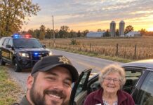 Un polițist a ținut-o pe mama mea de 71 de ani în soare aproape 40 de minute. Apoi i-a rostit numele prin stație și totul s-a schimbat